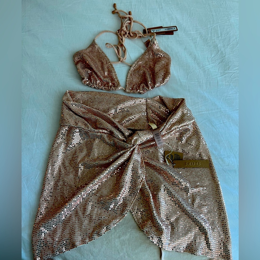 Bikini bra, top with the bottom skirt, cover-up